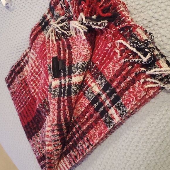 Steve Madden Accessories - Nwot Steve Madden Christmas Scarf
